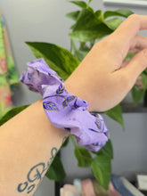 Load image into Gallery viewer, Violet leaves scrunchie