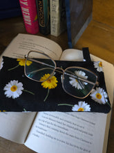 Load image into Gallery viewer, Daisy padded glasses pouch
