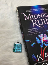 Load image into Gallery viewer, Bookworm hook chain bookmark
